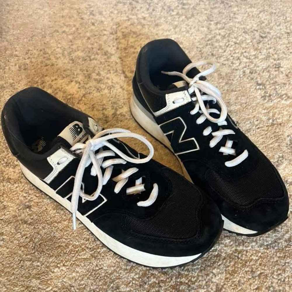 New Balance Men's Black and White Retro Runner Sneakers